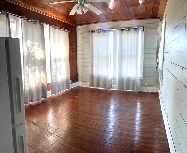 Building Photo - 703 W 11th St