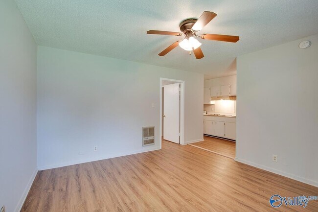 Building Photo - 1328 Oshaughnessy Ave NE