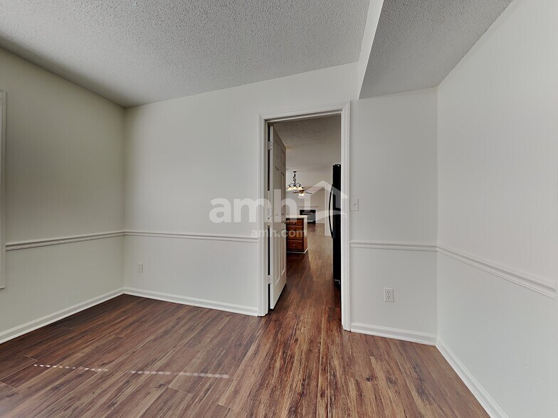 Building Photo - 833 Eagle Point Dr