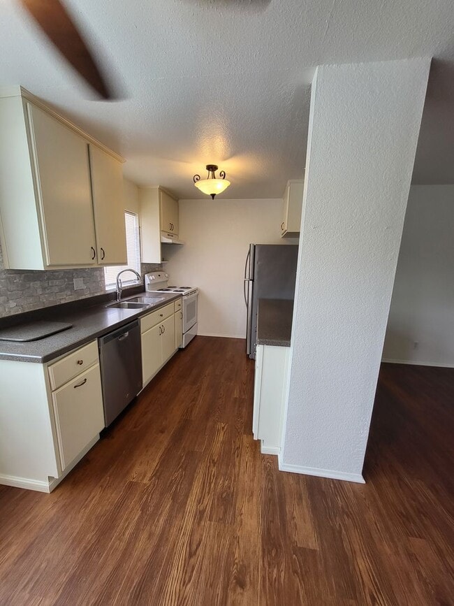 Building Photo - 3140 Midway Dr