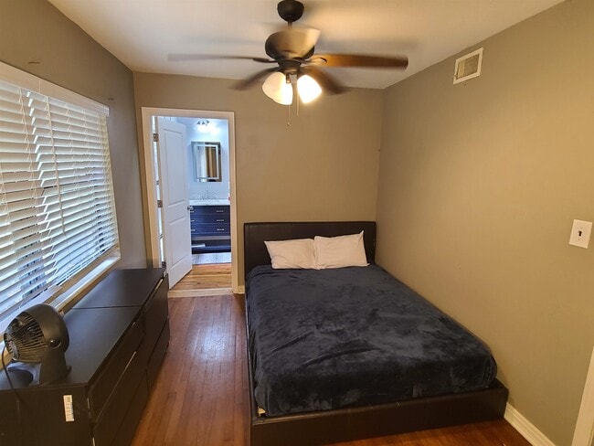 Building Photo - 207 Edwards St