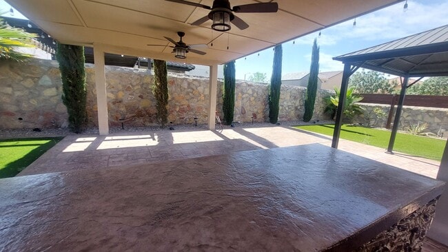 Building Photo - Backyard Oasis!!!  Beautiful 4 bedroom 2.5 bathroom 2 story home on corner lot!