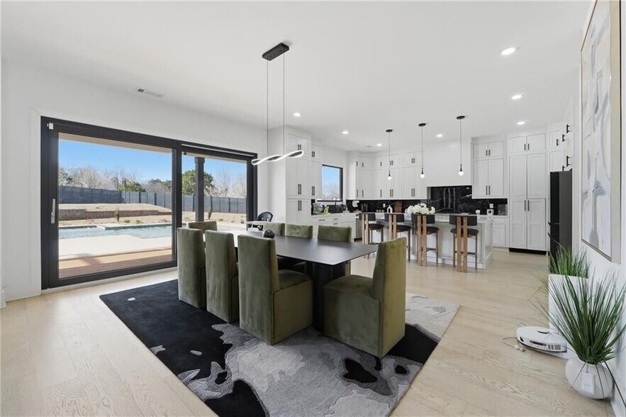 Building Photo - 556 Versailles Dr