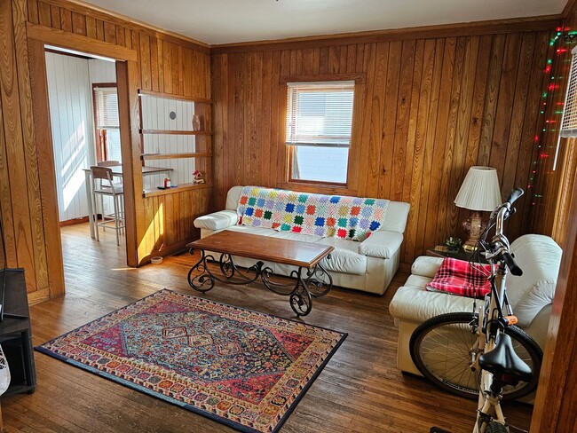 Building Photo - 4 bedroom House Close to U of M! Leasing f...