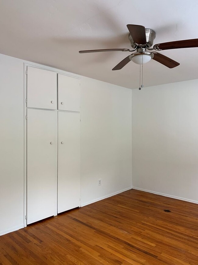 Building Photo - Spacious 2 bedroom