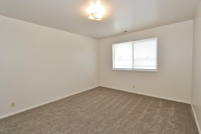 Building Photo - 551 N Moffatt Ave