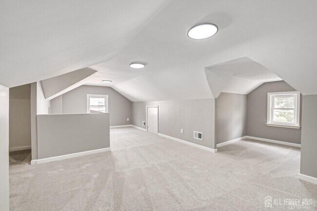 Building Photo - 48 Johnson Pl