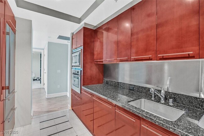 Building Photo - 2700 S Las Vegas Blvd