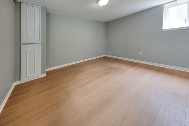 Building Photo - This classic 3 bedroom 2 bath Webster home features a front porch, large deck off the kitchen for...