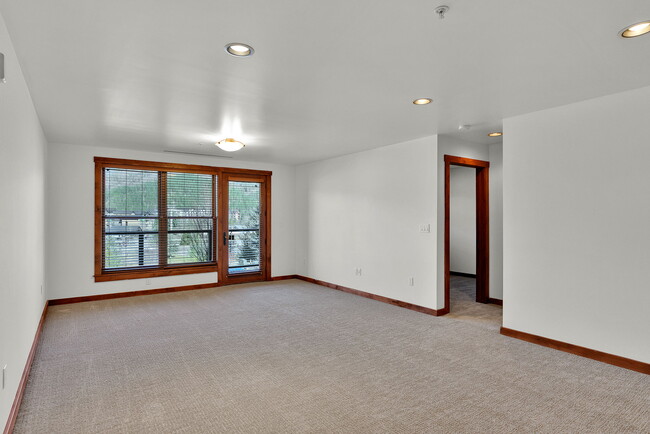 Building Photo - 834 Mc Kinley Ave W