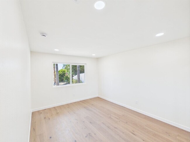 Building Photo - Modern Luxury 3x2 home in the Heart of Vista