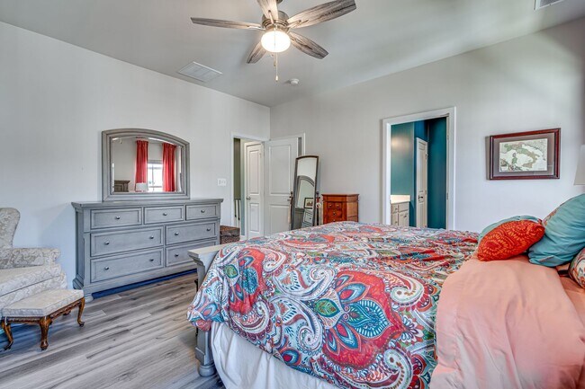 Building Photo - Modern 3 BR Townhome in Village of Towne Square Includes Trash, Cable/internet and Landscaping!