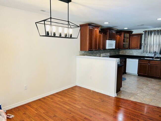 Building Photo - Spacious Townhome, Close to Fort Riley!