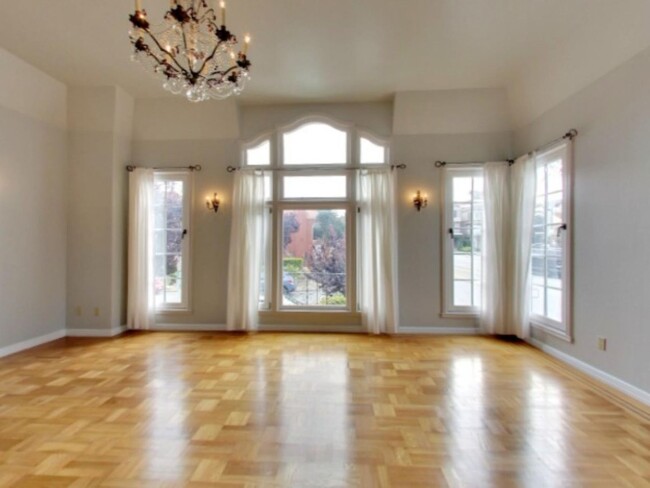 Building Photo - Spacious Four Bedroom Home in Lone Mountain