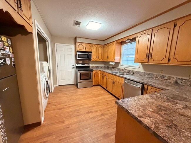 Building Photo - Welcome to this charming 3-bedroom, 2-bathroom home located in the heart of Russellville