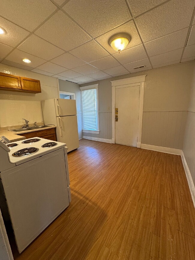 Building Photo - "Cozy 1-Bedroom Haven in Wichita's Heart – Your Perfect Urban Retreat Awaits!"