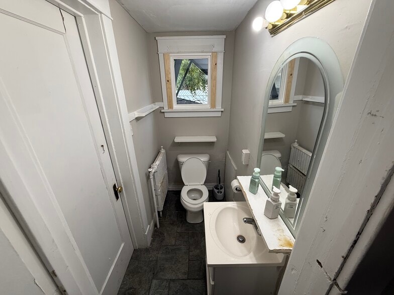 Building Photo - 804 W Oregon St