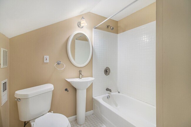 Building Photo - 3 bdrm, 2 bath home near Emory & CDC