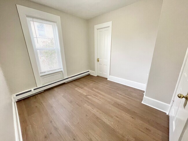 Building Photo - 404 Mountain St