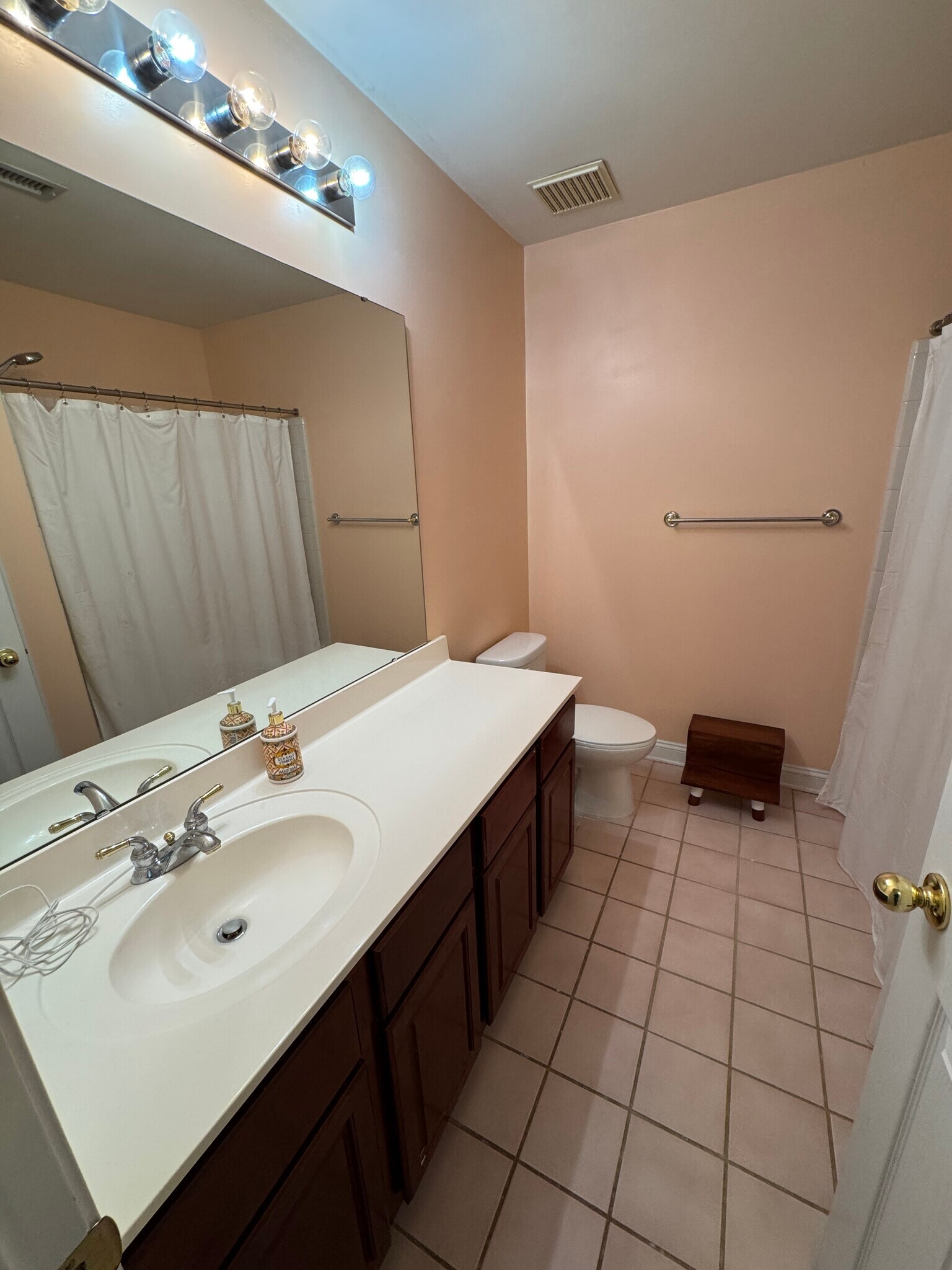 Building Photo - 1156 Hampton Gardens Ln