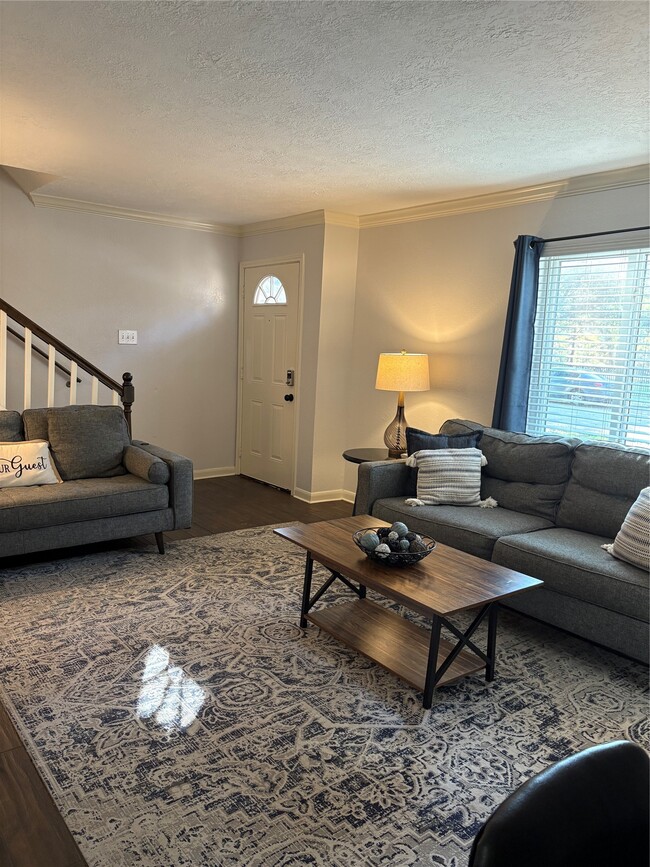 Building Photo - 732 Memorial Mews St