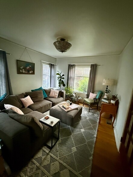 Building Photo - 4534 Thackeray Pl NE