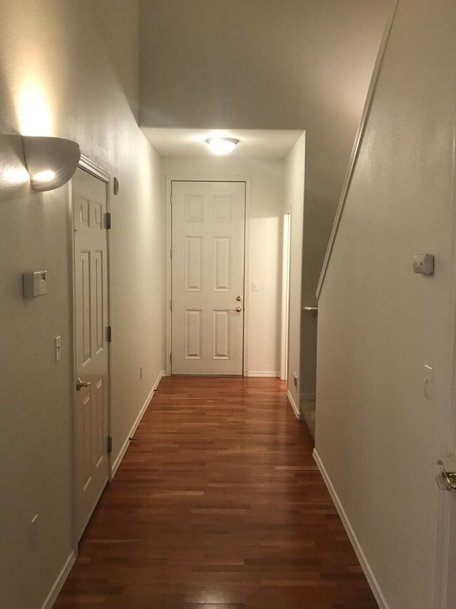 Building Photo - 4 Bed 3 Bath Gated Townhome Near Maplewood Golf