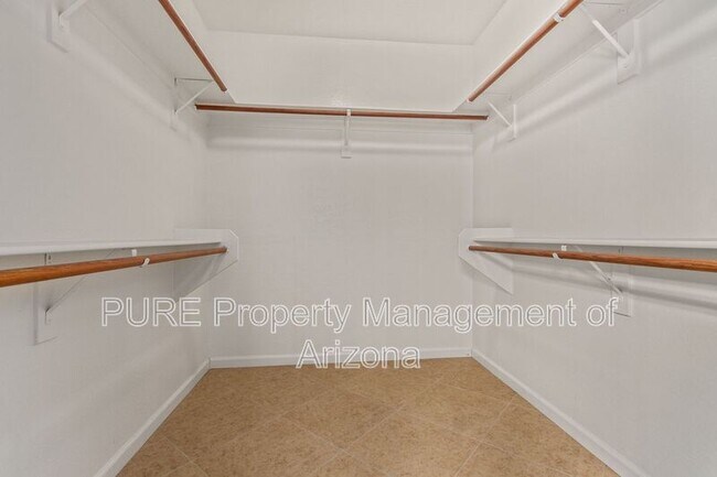 Building Photo - 737 S Sycamore Pl