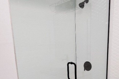 Luxe Shower - 1649 N Sawyer Ave