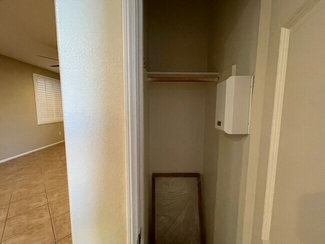 Building Photo - 3 bedroom, 2.5 bath Home located in the Gated College Lane Community in Redlands, CA