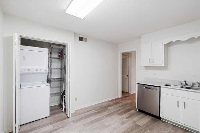 Building Photo - SPANISH VILLA CONDOMINIUM