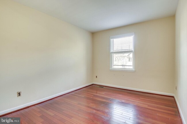 Building Photo - 5122 Cliffhaven Dr