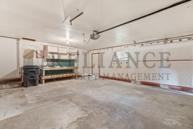 Building Photo - 2202 S White Oak Dr