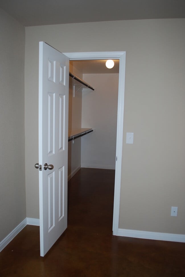 Building Photo - 1510 Dakota Ter