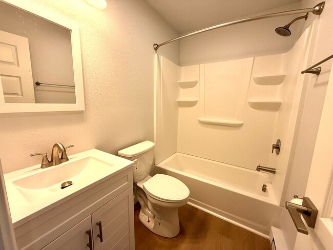 Building Photo - 430 Roanoke St E