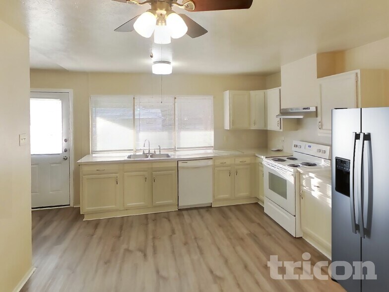 Building Photo - 345 Ivy Way