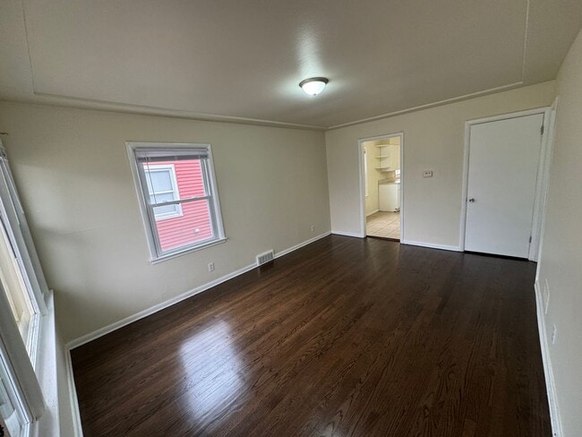 Building Photo - Move-In Ready Rental with Detached Garage