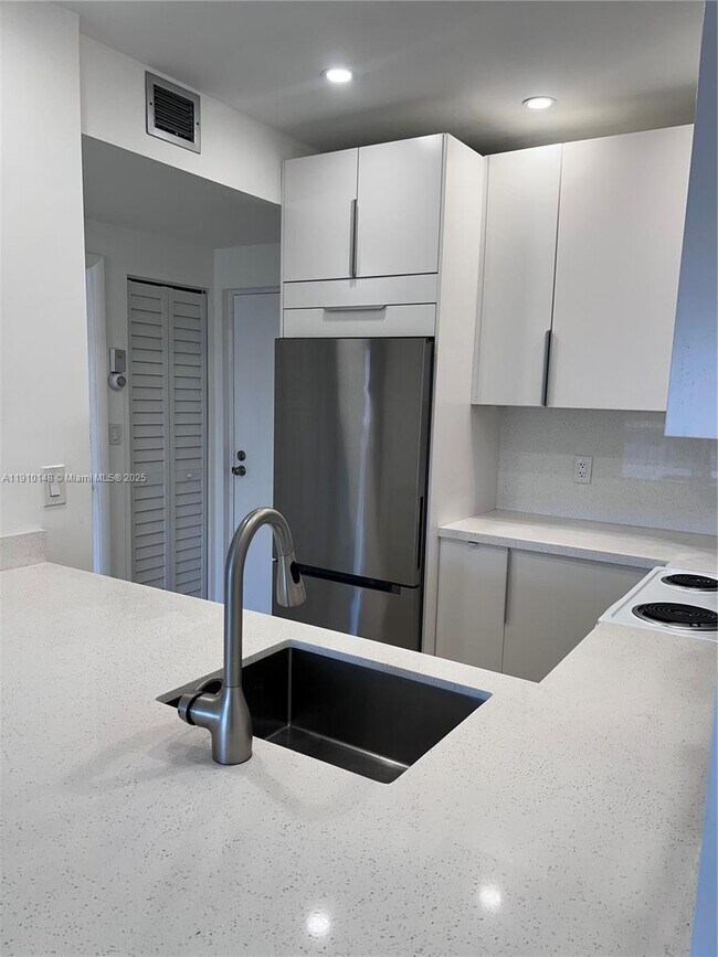 Building Photo - 400 N Riverside Dr