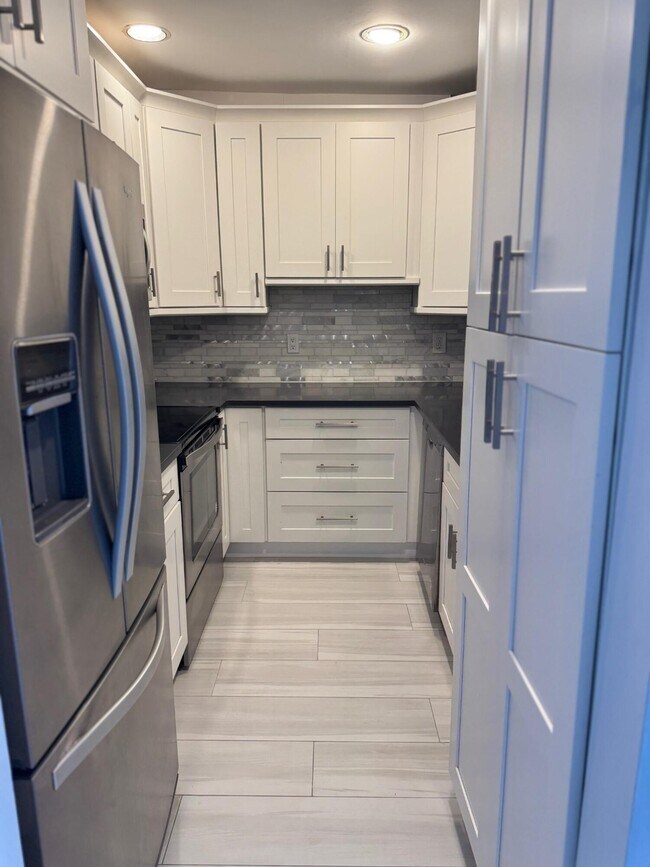 Building Photo - 6521 Bay Club Dr