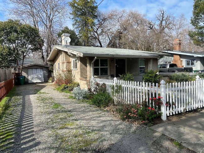 Building Photo - Cozy and Spacious 2-Bedroom House in the A...