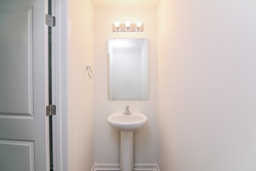 Building Photo - 2203 Samuel Ln