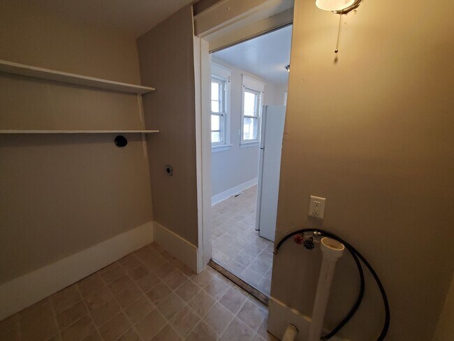 Building Photo - 2 Bedroom House in Rock Island