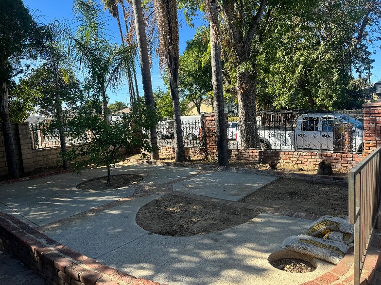 Building Photo - 14670 Harding St