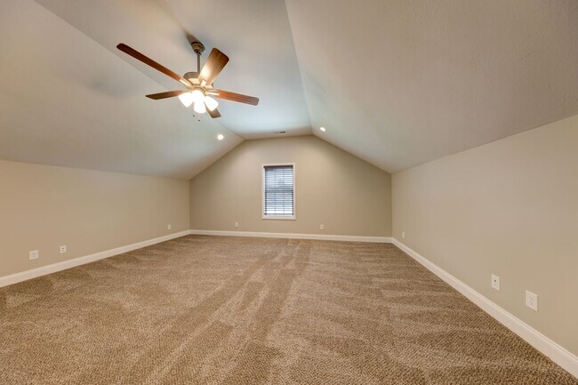 Building Photo - Sharp 3 bed 2 bath with Bonus room and nice fenced yard.