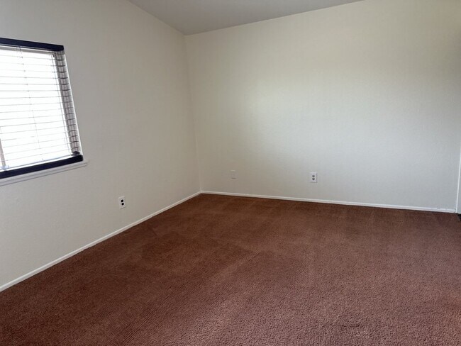 Building Photo - Stunning 5 Bedroom Rental Home with 2 Full...