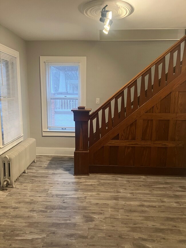 Building Photo - 607 E Farnum Ave