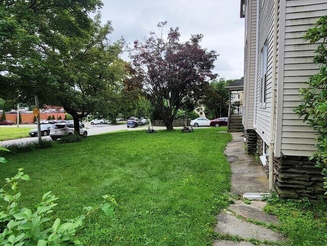 Building Photo - 352 Chandler St