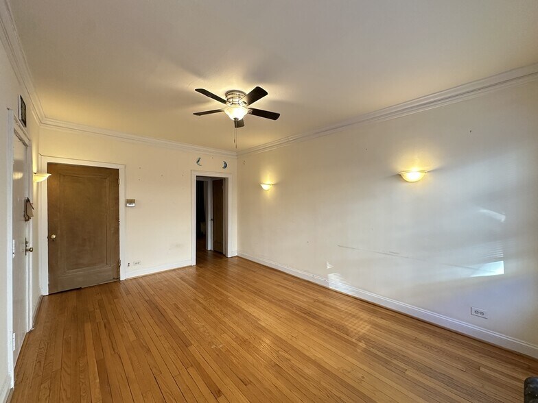 Building Photo - 526A W Surf St