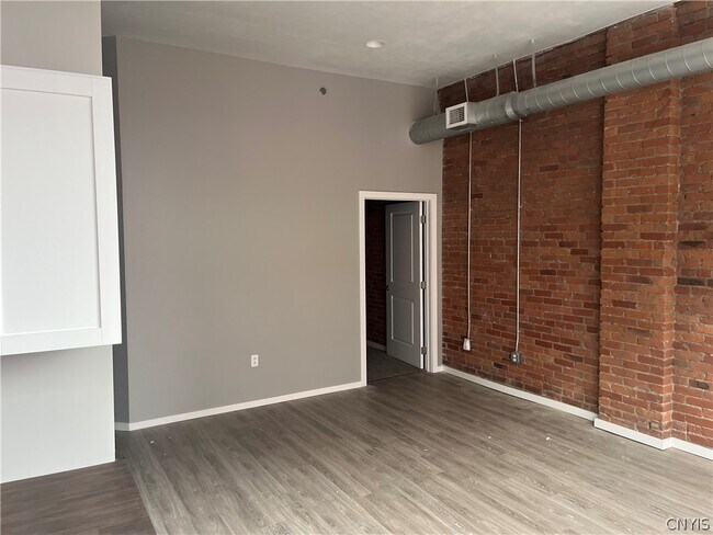 Building Photo - 317 S Clinton St