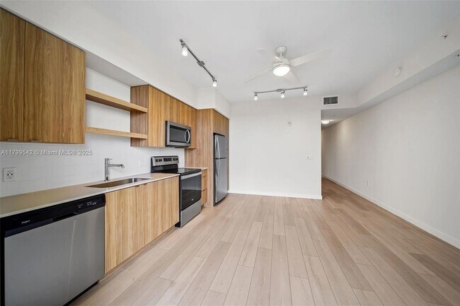 Building Photo - 555 NE 8th St